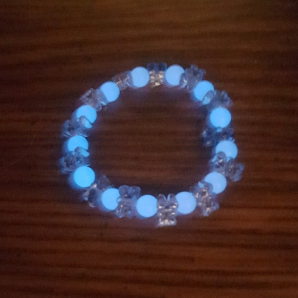 🐻🍬 Blue Gummy Bear Glow Bracelet - Picture 5 of 6